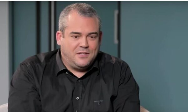 Πυγμαλίων Δαδακαρίδης: «Δεν ήμουν προετοιμασμένος για την απώλεια των γονιών μου – Ο τρόπος που έφυγαν ήταν μοναδικός και αιφνίδιος»