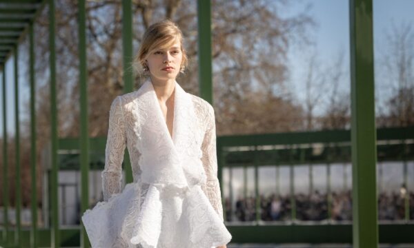 Dior AW2026: Η αναβίωση του επιμελώς ατημέλητου σινιόν