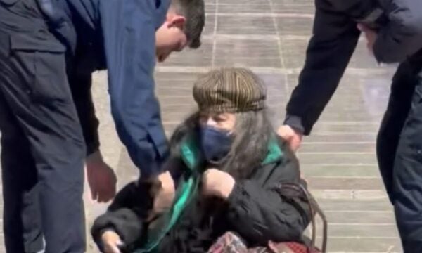 Η Ελένη Λουκά στην τελετή της Μαρινέλλας: Απομακρύνθηκε από αστυνομικούς – Βίντεο