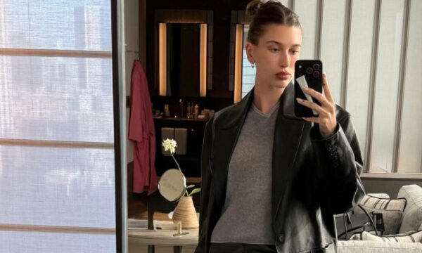 Minimal 90s: Η Hailey Bieber αποδεικνύει ότι είναι πιο μοντέρνο από ποτέ