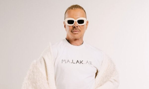 Ο Λάκης Γαβαλάς «παίζει με τις λέξεις» στα καινούργια του t-shirts