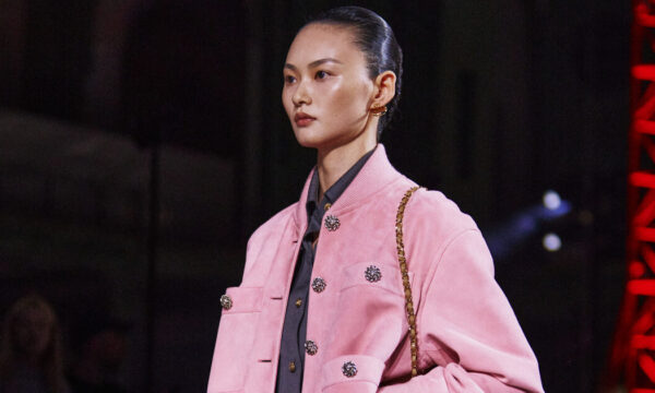 Bomber jacket: Το πιο στιλάτο πανωφόρι της περιόδου εγκρίνεται από τη Chanel