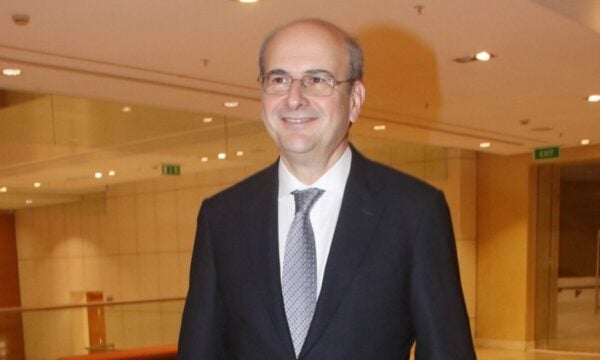 Κωστής Χατζηδάκης: «Αν επιθυμούσα μαλλιά σαν του Άδωνι Γεωργιάδη, θα έκανα μια μεγάλη επένδυση»
