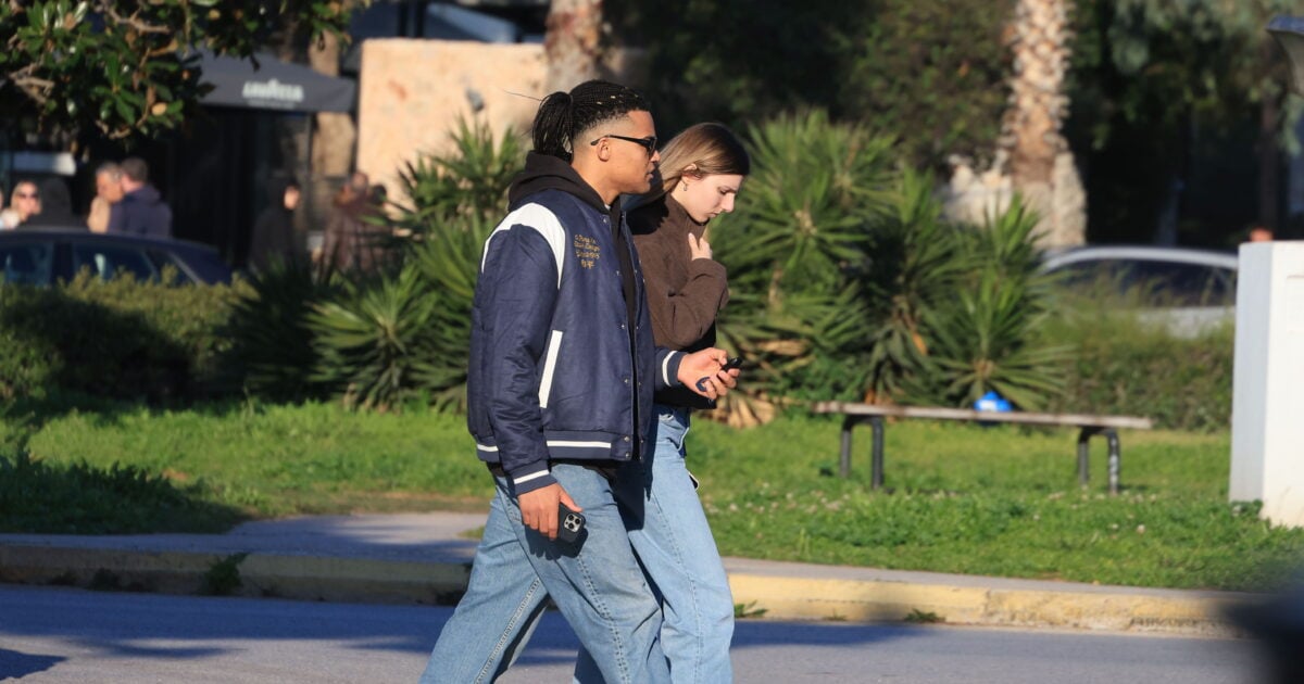 Εμμανουήλ Καραλής – Αναστασία Μαγαλιού: Ρομαντική περιπλάνηση στη Γλυφάδα για το ζευγάρι – Εικόνες