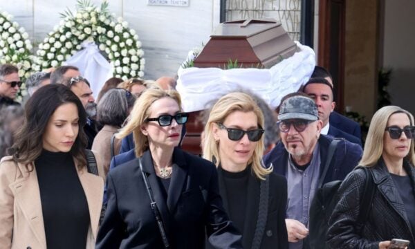 Αποχαιρετισμός Θρασύβουλου Γιάτσιου: Καλλιτέχνες συγκεντρώθηκαν στο Α’ Νεκροταφείο