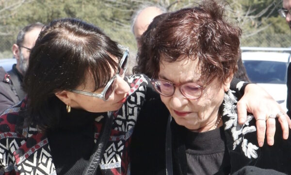 Χρήστος Βαλαβανίδης: Το ύστατο «αντίο» στο Αποτεφρωτήριο Ριτσώνας – Καταβεβλημένη η σύζυγός του