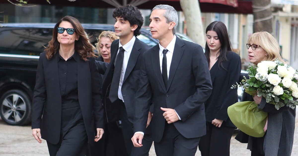 Μαρινέλλα: Σε κλειστό οικογενειακό κύκλο η ταφή στην Κηφισιά – Οι μουσικοί της ερμήνευσαν τα τραγούδια της