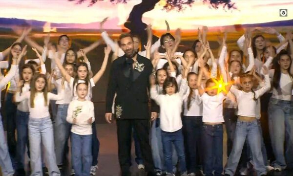 J2US – Τα παιδιά μετέφεραν το πιο δυνατό μήνυμα για ειρήνη: «Θέλουμε απλά να παίζουμε και να αγαπάμε ο ένας τον άλλον»