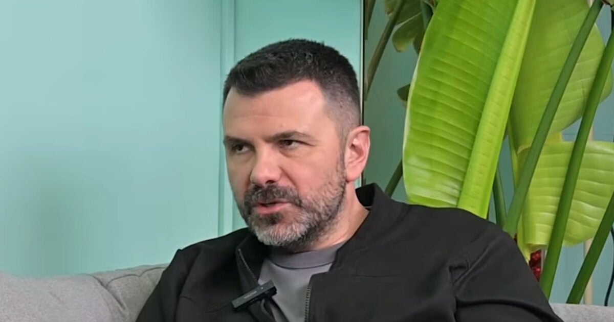 Γιάννης Κολοκυθάς αποκαλύπτει: «Δεν διατηρώ σχέσεις με τον πατέρα του – Έχω πληγωθεί βαθιά»