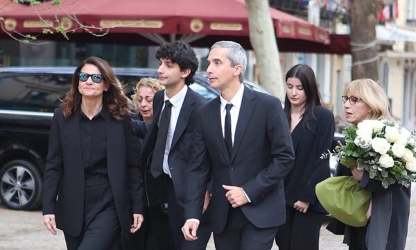 Αποχαιρετισμός Μαρινέλλας: Μεγάλη προσέλευση στο λαϊκό προσκύνημα στη Μητρόπολη Αθηνών