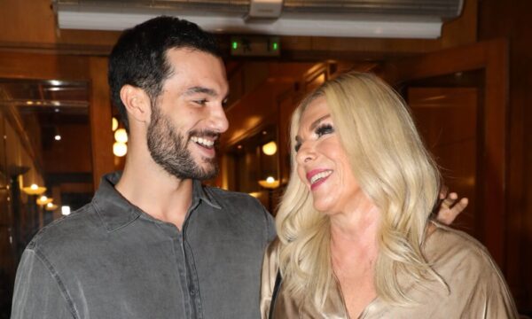 Νίκος Κοσώνας για Δάφνη Μπόκοτα: «Αρχικά δεν παραδεχόμουν ότι είναι η μητέρα μου» – Η εξομολόγηση για την προσωπική του ζωή