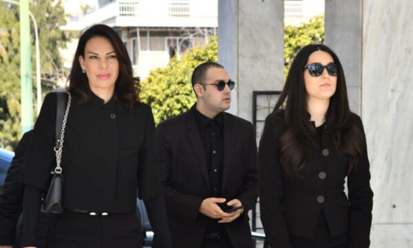 Αλέξης Κούγιας: Η Εύη Βατίδου και τα παιδιά του στο ετήσιο μνημόσυνο – Εικόνες από το Α’ Νεκροταφείο