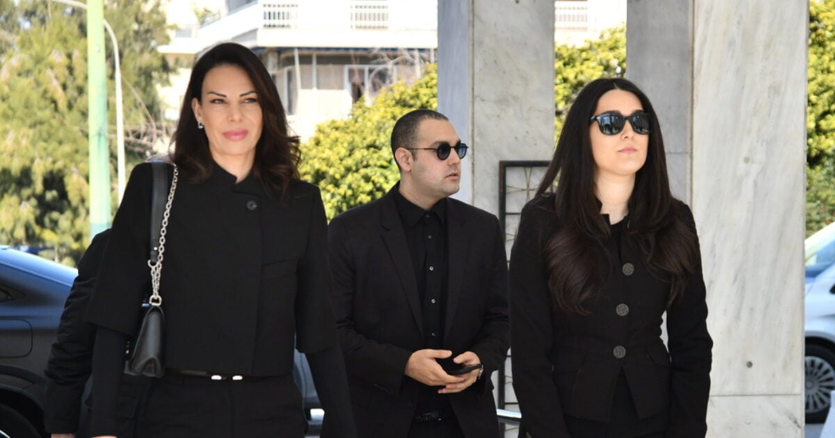 Αλέξης Κούγιας: Η Εύη Βατίδου και τα παιδιά του στο ετήσιο μνημόσυνο – Εικόνες από το Α’ Νεκροταφείο