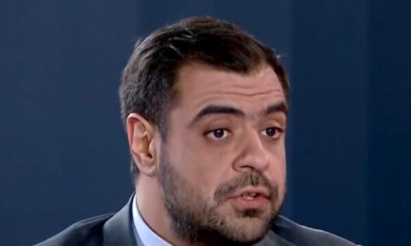 Παύλος Μαρινάκης: «Καταπέλτης» εναντίον Ράδιο Αρβύλα – «Εξοντώνουν χαρακτήρες υπό το πρόσχημα της σάτιρας – Ας αναζητήσουν την 4η καρέκλα στην εκπομπή τους»