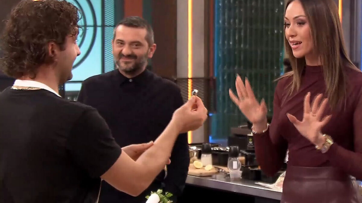 MasterChef: Διαγωνιζόμενος προσέφερε δαχτυλίδι στη Δώρα Παντέλη – «Ο σύζυγός μου θα θυμώσει», είπε