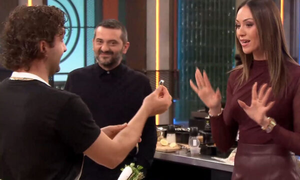 MasterChef: Διαγωνιζόμενος προσέφερε δαχτυλίδι στη Δώρα Παντέλη – «Ο σύζυγός μου θα θυμώσει», είπε