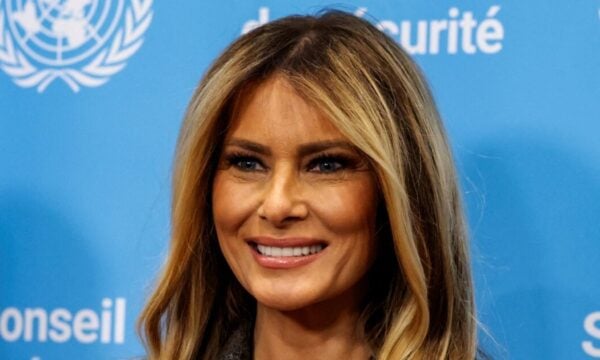 Melania Trump: Δείχνει ότι τα μακριά κυματιστά μαλλιά συνδυάζονται ιδανικά με το office look