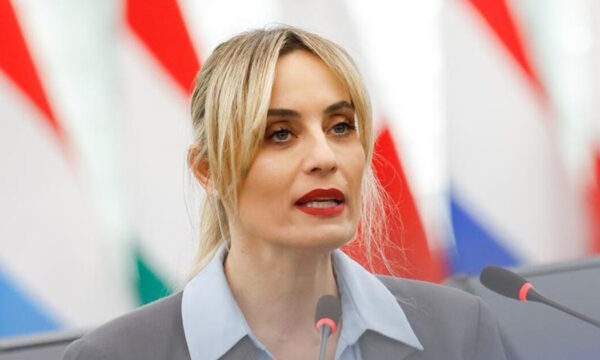 Ελεονώρα Μελέτη: «3500 παιδιά μηνιαίως πέφτουν θύματα διαδικτυακής κακοποίησης – Ας νοιαστούμε για τα παιδιά μας, όχι για τις πλατφόρμες»