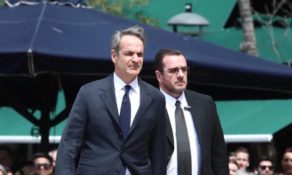 Ο Κυριάκος Μητσοτάκης στο τελευταίο αντίο της Μαρινέλλας στη Μητρόπολη Αθηνών