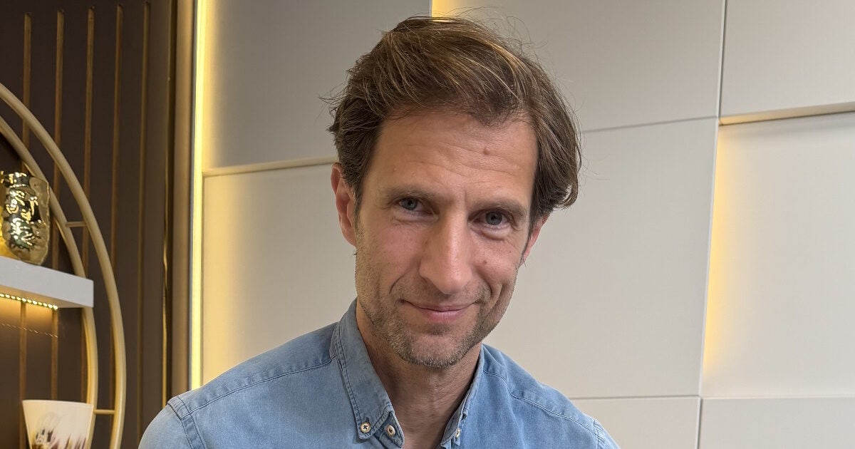 Μάξιμος Μουμούρης: Η παιδική απώλεια που τον καθόρισε, η ζωή με τη σύζυγο πολιτικό και οι αντιδράσεις για τον «Καποδίστρια»