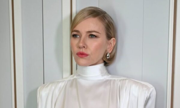 Η Naomi Watts στο fashion show του Balmain μας αποκαλύπτει πώς να φορέσουμε το κοραλλί κραγιόν αυτή την άνοιξη
