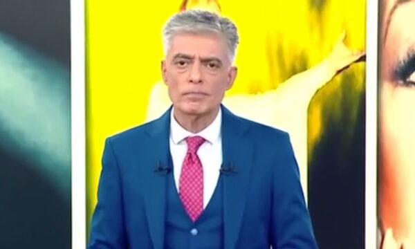 Ο Νίκος Ευαγγελάτος για τον επικήδειο της Χαρούλας Αλεξίου: «Με φωνή τρεμάμενη, με έναν τρόπο που μας έκανε όλους να σιωπήσουμε»