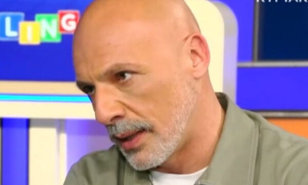 Νίκος Μουτσινάς: Γιατί επιστρέφει στην τηλεόραση – «Ήθελα να παρουσιάσω τηλεπαιχνίδι για να αποφύγω το “είπες”, “γνώμη”, “κόντρα”»