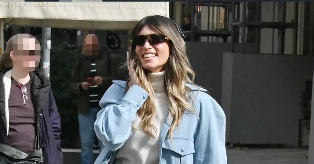 Αθηνά Οικονομάκου: Ξέγνοιαστη περιπλάνηση στο κέντρο της Αθήνας – Εικόνες