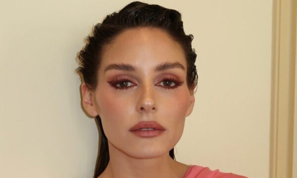Η Olivia Palermo επιλέγει τη 90’s απόχρωση σκιάς που θα λατρέψεις φέτος