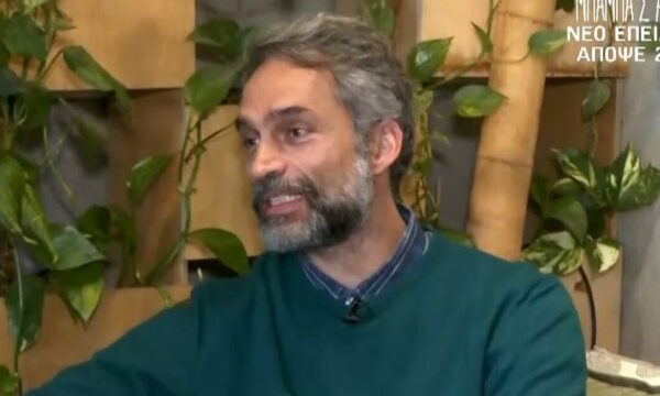 Βαγγέλης Παπαδάκης: «Περπατώ στον δρόμο και με παρατηρούν με άγριο βλέμμα»