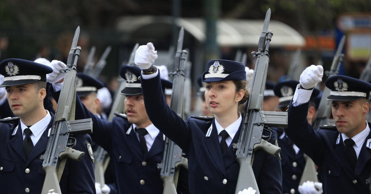 25η Μαρτίου: Εντυπωσιακές εικόνες από τη μεγαλοπρεπή στρατιωτική παρέλαση στο Σύνταγμα