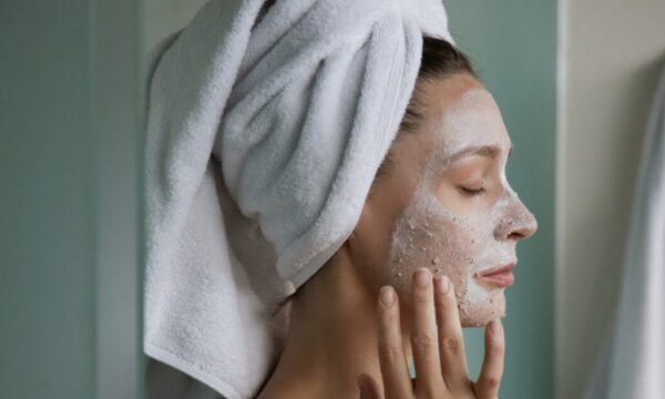 Scrub με κόκκους: Πώς να διαλέξεις προϊόντα που φροντίζουν την επιδερμίδα;