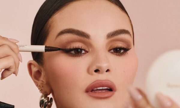 Η Selena Gomez εντυπωσιάζει με το τέλειο mocha mousse μακιγιάζ και μας θυμίζει γιατί λατρεύουμε τις γήινες αποχρώσεις