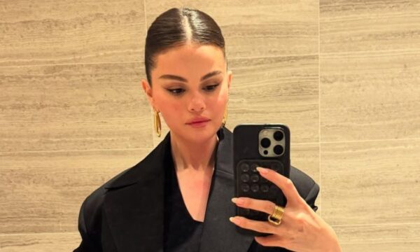Το κομψό sleek bun της Selena Gomez θα σε εμπνεύσει για την Κυριακάτικη έξοδό σου