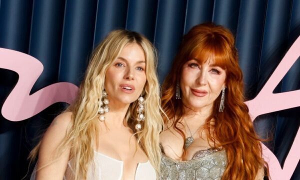 Η Sienna Miller αναδεικνύεται ως το νέο πρόσωπο του αγαπημένου της beauty brand και στην καμπάνια αποκαλύπτει το προϊόν που δεν αποχωρίζεται ποτέ