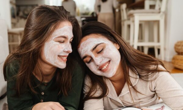 Η «αναμέτρηση» των skincare brands στην Ευρώπη: Ποιοι κυριαρχούν στο παιχνίδι του virality;
