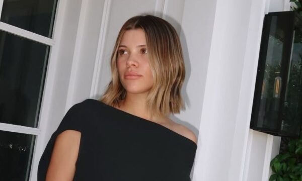 Η Sofia Richie Grainge μόλις υιοθέτησε την πιο στυλάτη αλλαγή στα μαλλιά της, λέγοντας αντίο στο ξανθό για ένα καραμελένιο καστανό.