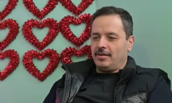 Αλέξανδρος Τσουβέλας: «Αν επιθυμούσα παιδιά, θα είχα – Είναι μια επιλογή που έχουμε κάνει με τη σύντροφό μου»