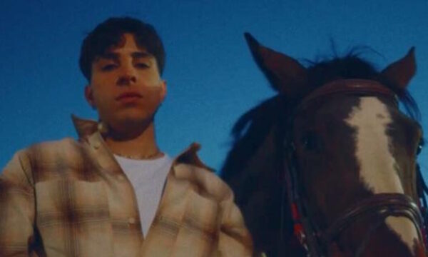 ZAF – «Αστείο»: Καθηλώνει με ένα music video γεμάτο κινηματογραφική δράση και fashion αισθητική