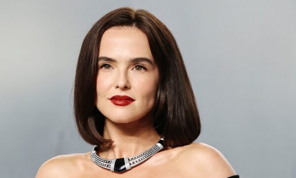 Η Zoey Deutch επέλεξε το ιδανικό κόκκινο κραγιόν και ξέρουμε ποιο είναι ακριβώς