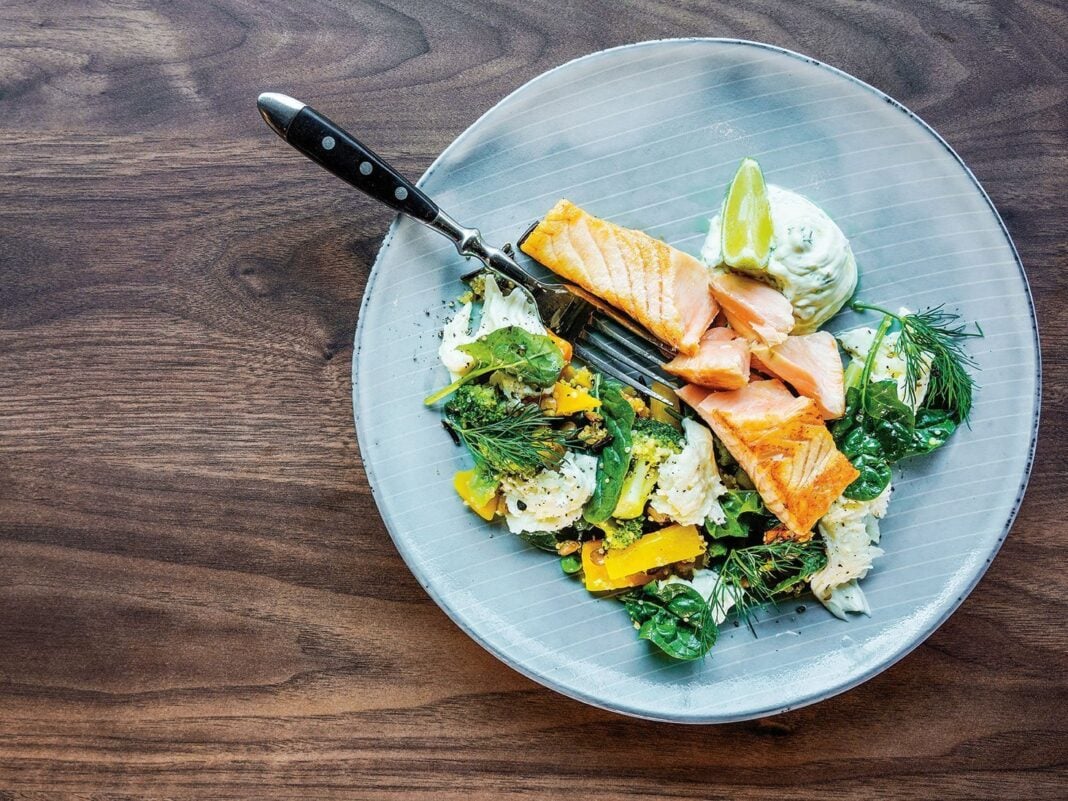 Σολομός-με-κινόα-μπρόκολο-και-κολοκύθα