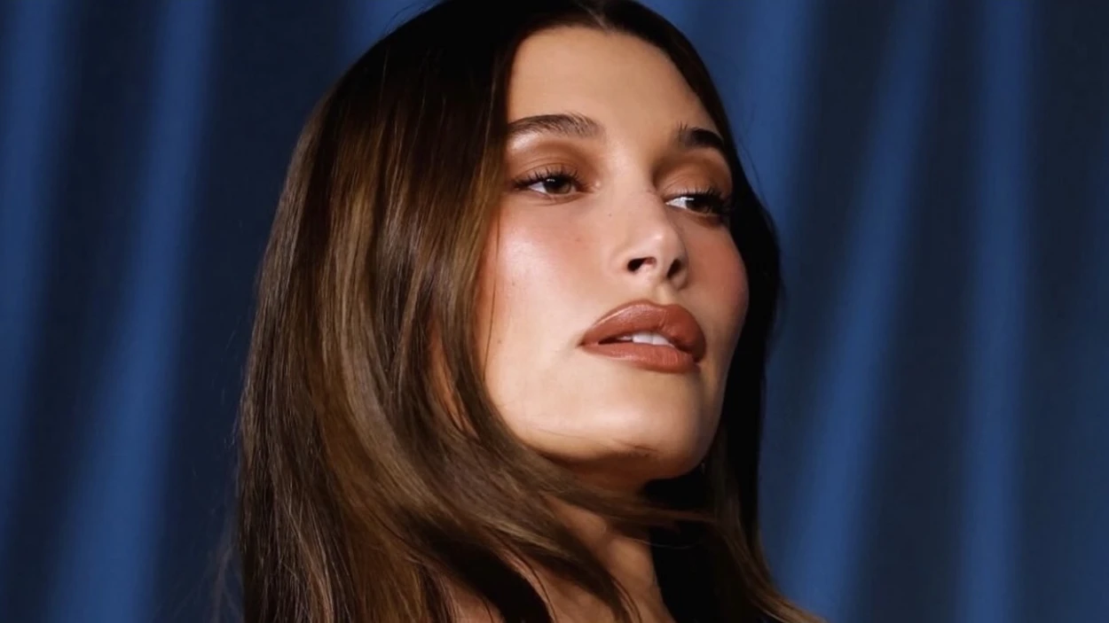 Χέιλι Μπίμπερ: Το μανικιούρ της στο Coachella – Από minimal glazed nails σε εντυπωσιακό floral look που λάμπει στο σκοτάδι!