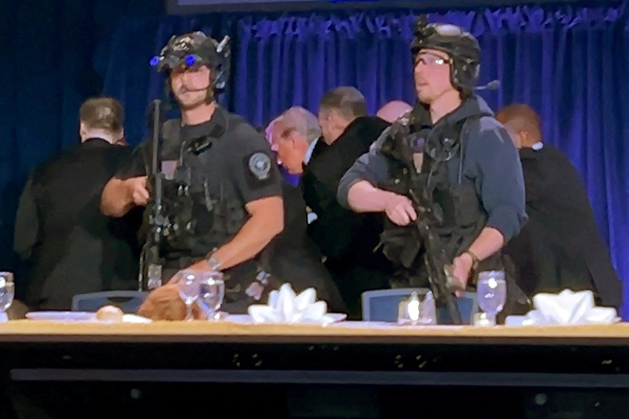 Πανικός στην Ουάσινγκτον: Επίθεση στο δείπνο των ανταποκριτών – Διαφυγή για τον Ντόναλντ και τη Μελάνια Τραμπ