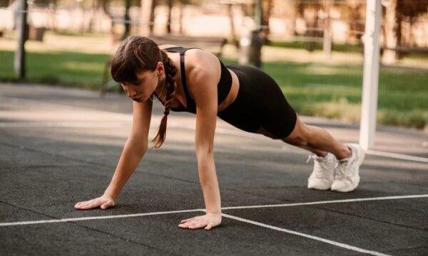 Push-ups για γυναίκες: Το δημοφιλές κόλπο με τη θέση των χεριών που κάνει την άσκηση να μοιάζει… εύκολη