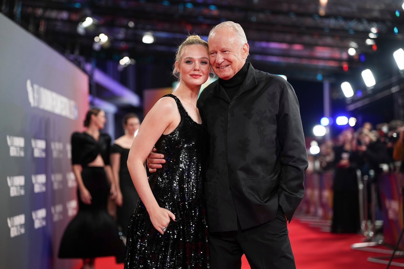 Στέλαν Σκάρσγκαρντ και αδελφές Φάνινγκ πρωταγωνιστούν στο νέο θρίλερ του Άλεξ Κάρι για το Apple TV+