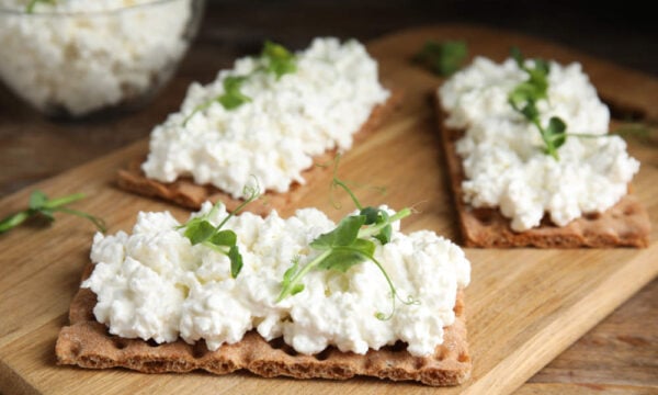 Πώς να παρασκευάσεις χειροποίητο cottage cheese από το μηδέν