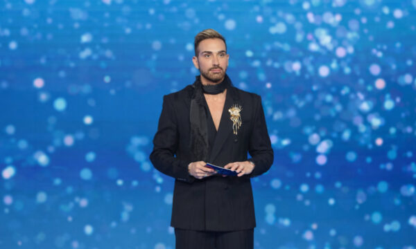 Νίκος Κοκλώνης και η στυλιστική δυαδικότητα της βραδιάς του J2US