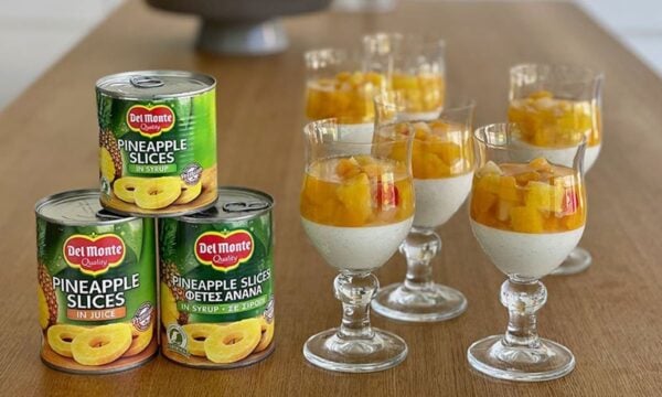 Γλυκιά πανακότα με γιαούρτι και φρέσκο ανανά
