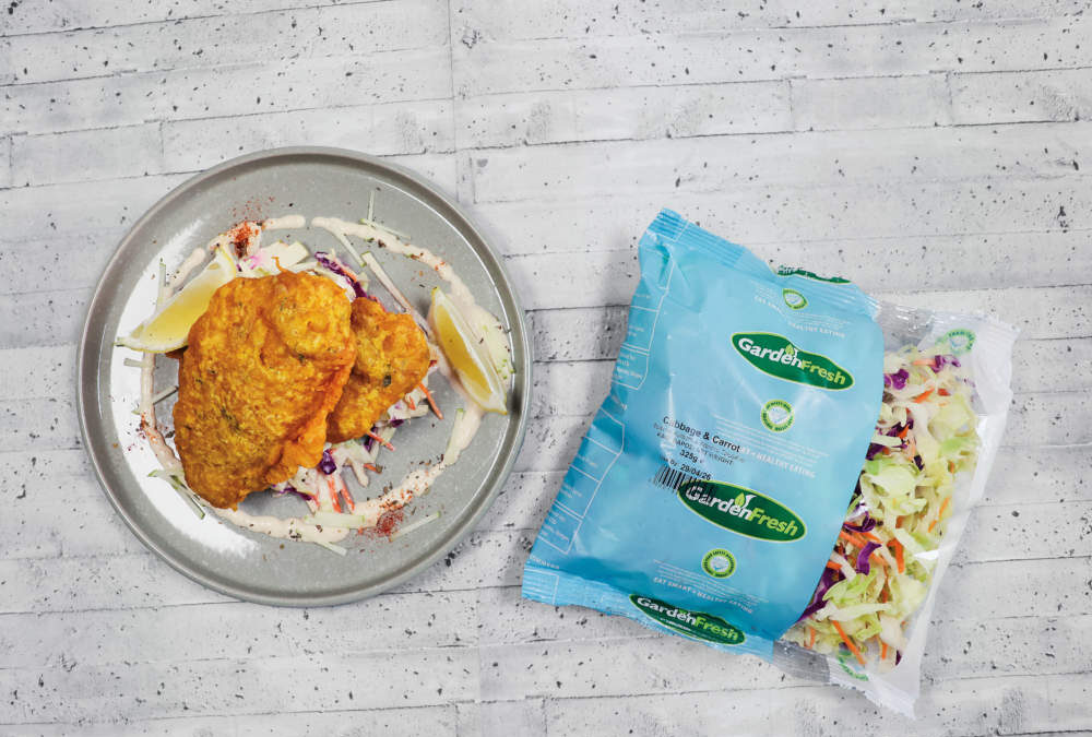 Αφράτη Coleslaw με μήλο, μαγιονέζα και γιαούρτι συνοδευόμενη από μπακαλιάρο τεμπούρα