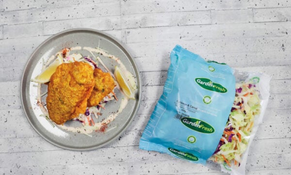 Αφράτη Coleslaw με μήλο, μαγιονέζα και γιαούρτι συνοδευόμενη από μπακαλιάρο τεμπούρα